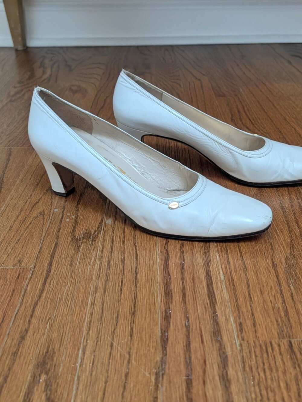 Vintage Salvatore Ferragamo White Heels - Low Kitten Heel - Retro Office Pumps - Picture 11 of 16